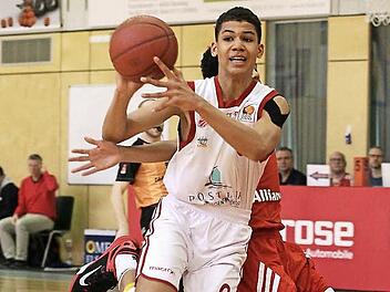 Wie die Vorbilder in der Bundesliga: Nicholas Tischler (mit Ball) zieht gegen die Bayern zum Korb und passt zum freien Mitspieler in der Ecke des Spielfeldes. Fotos: sportpress