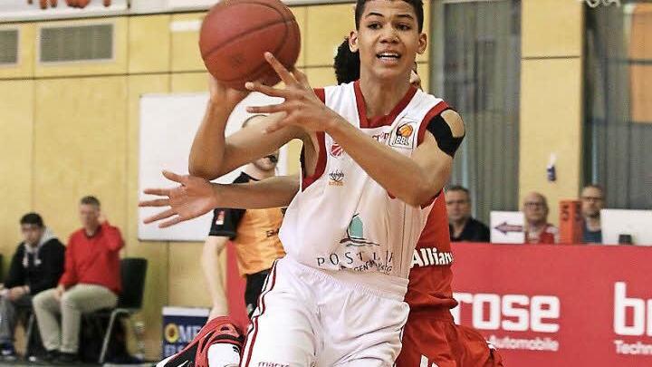 Wie die Vorbilder in der Bundesliga: Nicholas Tischler (mit Ball) zieht gegen die Bayern zum Korb und passt zum freien Mitspieler in der Ecke des Spielfeldes. Fotos: sportpress