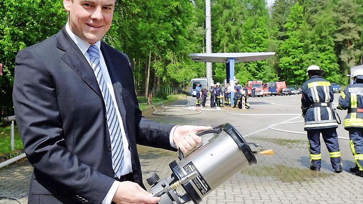 Der Größenunterschied ist sehr beeindruckend, zeigt Florian Ramsl anhand des Vergleichs zwischen der Löschkanone und der Mini-Laborspritze auf.  Fotos: Gerd Schaar