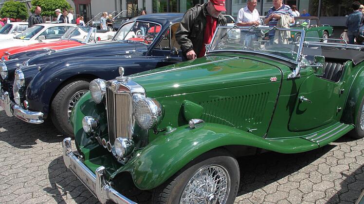 Beim Oldtimer-Treffen auf dem Mönchshof-Gelände waren automobile Kostbarkeiten aus längst vergangenen Zeiten zu sehen.