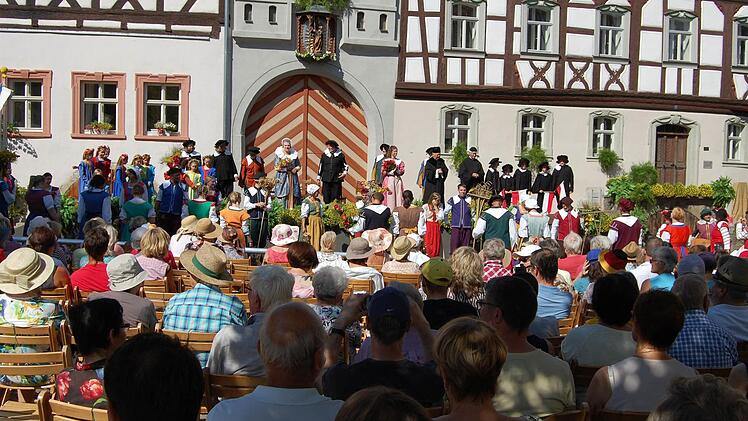 Das Heimatspielhaus bietet eine schöne Kulisse. Foto: Sigismund von Dobschütz