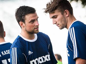 Der SSV Kasendorf muss künftig ohne Abwehrspieler Sebastian Wirth (links) ausgekommen. Dieser wechselt in die Kreisklasse zum FC Frankenwald. Rechts sein bisheriger Mitspieler Mathias Pistor. Foto: Alexander Muck