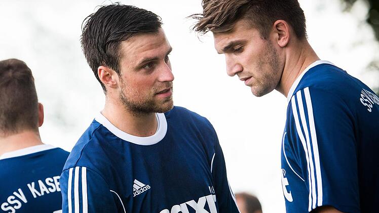 Der SSV Kasendorf muss künftig ohne Abwehrspieler Sebastian Wirth (links) ausgekommen. Dieser wechselt in die Kreisklasse zum FC Frankenwald. Rechts sein bisheriger Mitspieler Mathias Pistor. Foto: Alexander Muck