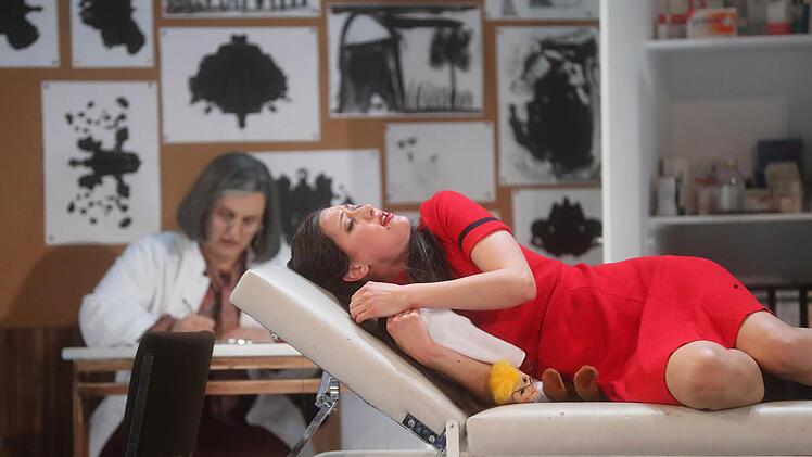 Szene aus Leos Janáceks Oper "Das schlaue Füchslein" am Landestheater Coburg. Foto: Henning Rosenbusch