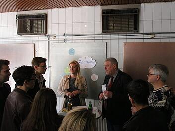Noch diskutiert Oberbürgermeister Norbert Tessmer (zweiter von rechts) hier mit Krawatte. Am Ende der Runde stand die Vereinbarung, dass es engere Kontakte zwischen Jugendforum und Stadtrat geben solle. Foto: Simone Bastian