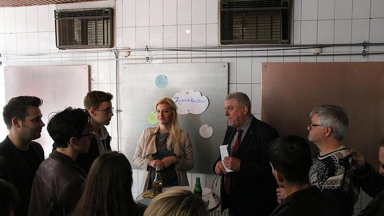 Noch diskutiert Oberbürgermeister Norbert Tessmer (zweiter von rechts) hier mit Krawatte. Am Ende der Runde stand die Vereinbarung, dass es engere Kontakte zwischen Jugendforum und Stadtrat geben solle. Foto: Simone Bastian