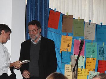 Simone Steiner und ihr Vorgänger Heribert Schneider, daneben einige der Tätigkeitsberichte aus den vergangenen 40 Jahren.    Foto: Richard Sänger