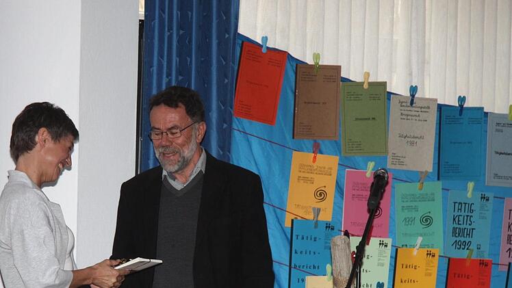 Simone Steiner und ihr Vorgänger Heribert Schneider, daneben einige der Tätigkeitsberichte aus den vergangenen 40 Jahren.    Foto: Richard Sänger