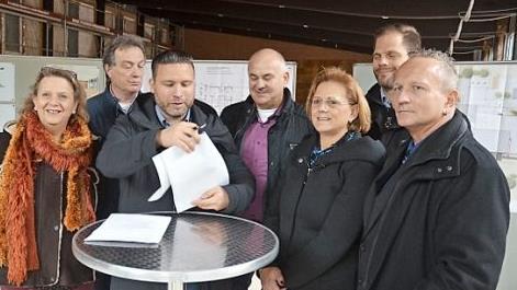 Bürgermeister Martin Finzel legt den Vertrag für das Pächterehepaar Angelika Tetzlaff und Torsten Bauer (rechts) zur Unterzeichnung vor.