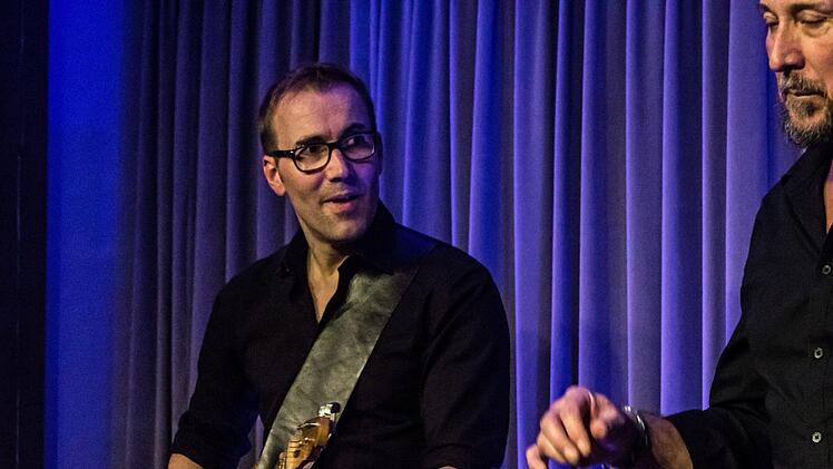 Simon Oslender und seine Band beeindruckten das Coburger Publikum bei "Leise am Markt".Foto: Jochen Berger