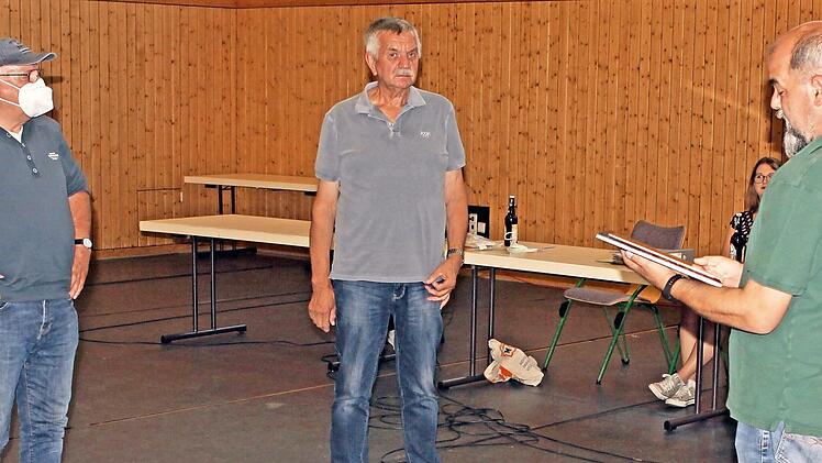 Vorsitzender Uwe Deckelmann (rechts) ernannte den langjährigen Vorsitzenden Dieter Radlo (links) und Kassier Reinhard Wolf zu Ehrenmitgliedern.