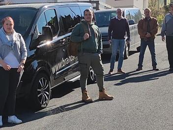 Bereit zur Abfahrt nach Polenj: die Helfer (von links) Elisabeth Goldstein als Dolmetscherin sowie die Fahrer Simon Wolz, Thomas Weißenfeld, Hansi Müller und Sven Claßen. Foto: Uwe Schindler