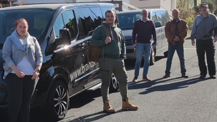 Bereit zur Abfahrt nach Polenj: die Helfer (von links) Elisabeth Goldstein als Dolmetscherin sowie die Fahrer Simon Wolz, Thomas Wei&szlig;enfeld, Hansi M&uuml;ller und Sven Cla&szlig;en. Foto: Uwe Schindler