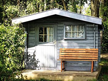 Bewohnbares Gartenhaus selbst bauen: So schaffst du einen Rückzugsort in deinem Garten