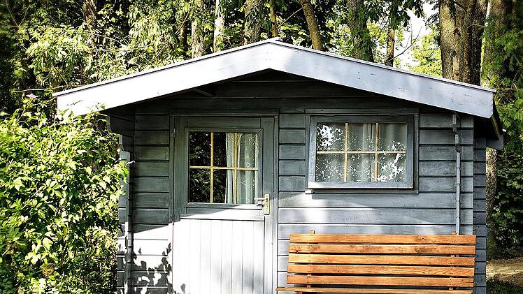 Ein eigenes Gartenhaus lässt sich mit bereits wenigen Mitteln bewohnbar machen.