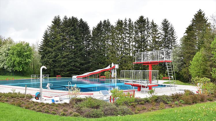 Das Freibad in Bischofsheim in der Rh&ouml;n z&auml;hlt ebenso zu den beliebtesten in Franken.