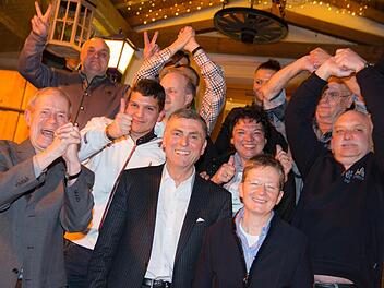 Siegfried Decker (Mitte) hat im ersten Wahlgang den Chefsessel im Neuenmarkter Rathaus verteidigt.Fotos: Alexander Muck