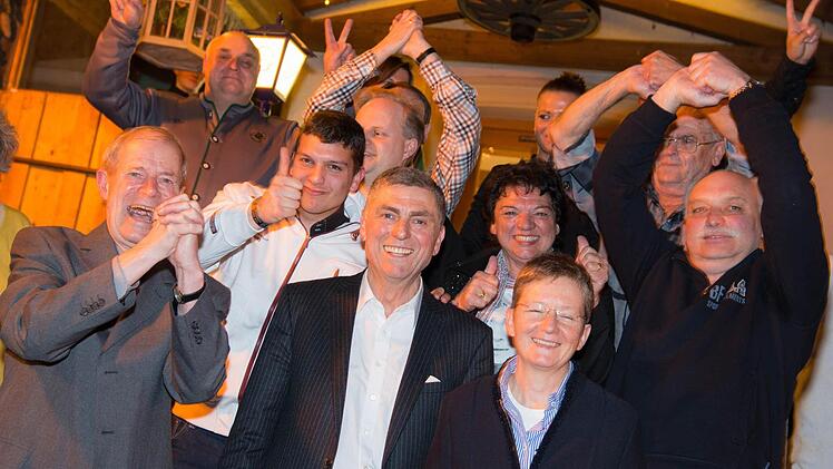 Siegfried Decker (Mitte) hat im ersten Wahlgang den Chefsessel im Neuenmarkter Rathaus verteidigt.Fotos: Alexander Muck