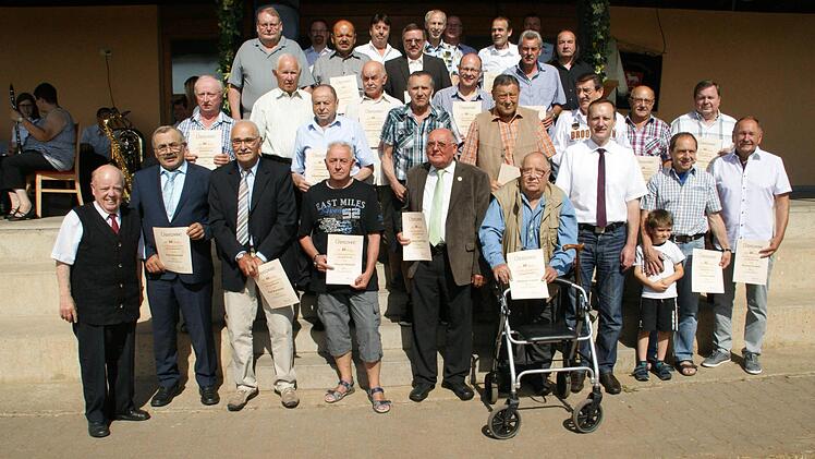 Viele Höhen und Tiefen hindurch trugen die Gründungsmitglieder die SpVgg Roßstadt mit. Auch Ludwig Vogt (links vorne) begleitete den Verein als Spielgruppenleiter und BLSV-Kreisvorsitzender durch die Jahrzehnte.