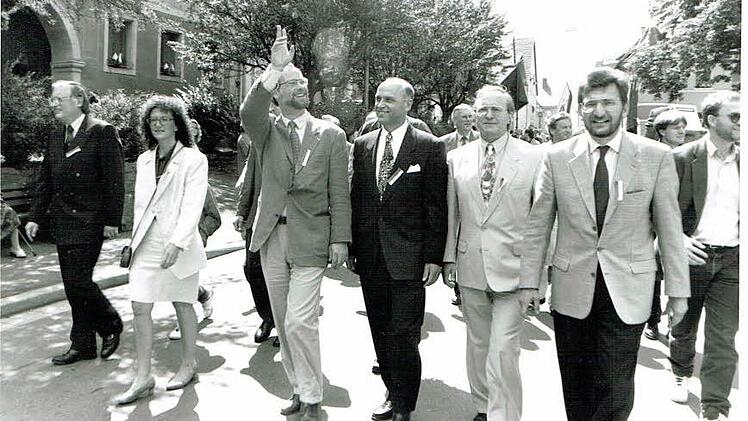 120-Jahr-Feier des SPD-Ortsvereins Wirsberg im Jahr 1994 - von links: MdB Günter Verheugen, Inge Aures, Rudolf Scharping, Hermann Anselstetter, MdL Heinz Köhler (Kronach) und MdL Wolfgang Hoderlein.  Foto: privat