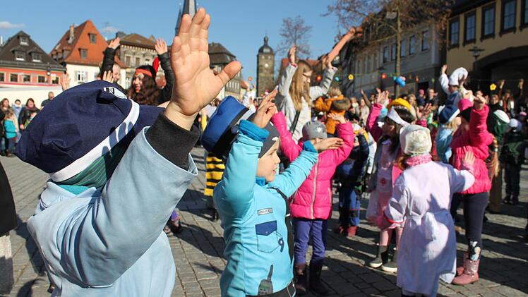 Helau und Hände hoch - bei bestem Wetter vergnügten sich die Faschingskinder.