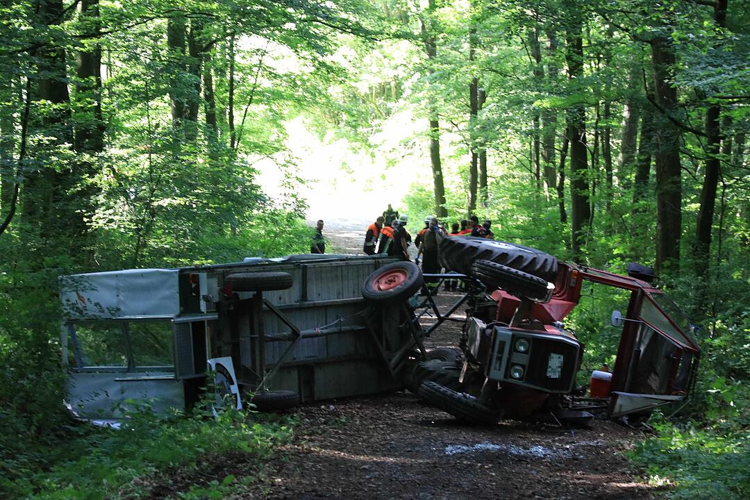 Traktor kippt bei Falkenberg um - 13 Verletzte