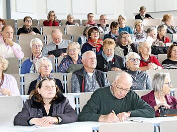 "Jung ist out, alt ist in - der Handel entdeckt die Senioren" - diese Zuhörer lauschten bei der SeniorenUni den Ausführungen von Professor Roland Hertrich zu dem interessanten Thema.  Foto: Wolfgang Desombre