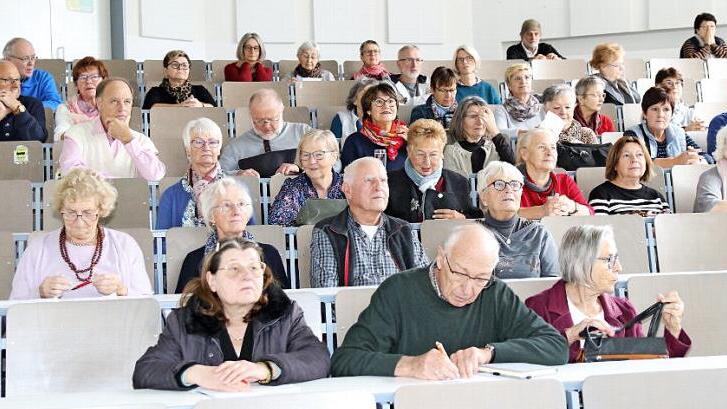 "Jung ist out, alt ist in - der Handel entdeckt die Senioren" - diese Zuhörer lauschten bei der SeniorenUni den Ausführungen von Professor Roland Hertrich zu dem interessanten Thema.  Foto: Wolfgang Desombre