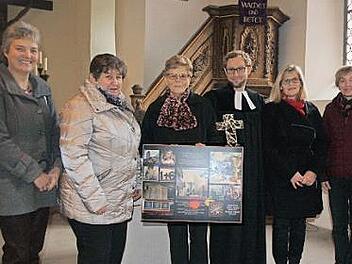 Pfarrer Michael Maul mit den Mesnerinnen (von links) Carola Vogel, Inge Bernhardt, (von rechts) Gertrud Vogel und Liselotte Gemählich, in der Mitte die ausscheidende Erna Backof Foto: Reinhard Löwisch