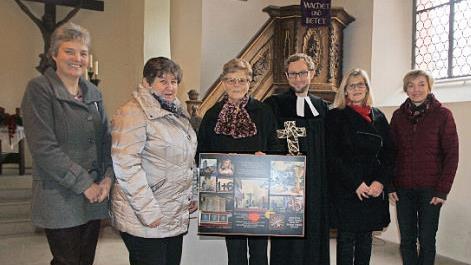 Pfarrer Michael Maul mit den Mesnerinnen (von links) Carola Vogel, Inge Bernhardt, (von rechts) Gertrud Vogel und Liselotte Gemählich, in der Mitte die ausscheidende Erna Backof Foto: Reinhard Löwisch