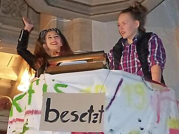 Alina und Charlotte haben die Kanzel besetzt. Foto: Klaus-Peter Wulf