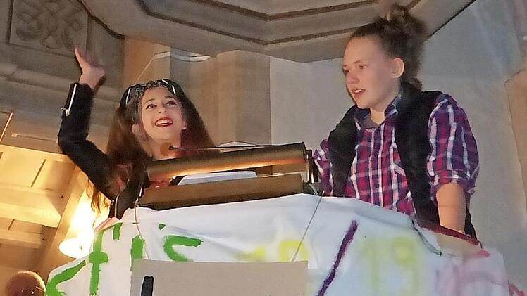 Alina und Charlotte haben die Kanzel besetzt. Foto: Klaus-Peter Wulf