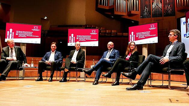 Diskutierten auf dem Podium des Wirtschaftsclubs (v. l.): Stefan Hartung (Bosch), Michael Stoschek (Brose), Psychologieprofessor Claus-Christian Carbon, Martin Schulz (SPD), Lisa Badum (Gr&uuml;ne) und Markus Blume (CSU). Foto: Matthias Hoch