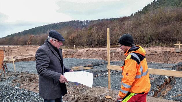 Um 15,34 Prozent teurer wird der Neubau des Feuerwehrgerätehauses. Bürgermeister Günther Hübner (links) und der Vorsitzende der Feuerwehr Harsdorf, Andreas Stein, sind zuversichtlich, dass das ehrgeizige Projekt spätestens im Frühjahr nächsten Jahres zum Abschluss kommen wird.