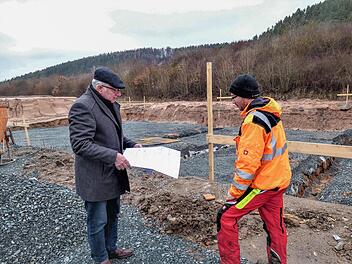 Um 15,34 Prozent teurer wird der Neubau des Feuerwehrgerätehauses. Bürgermeister Günther Hübner (links) und der Vorsitzende der Feuerwehr Harsdorf, Andreas Stein, sind zuversichtlich, dass das ehrgeizige Projekt spätestens im Frühjahr nächsten Jahres zum Abschluss kommen wird.