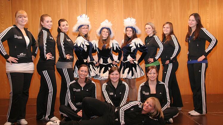 Die Gardemädchen mit ihrer Trainerin Doris Hohmann