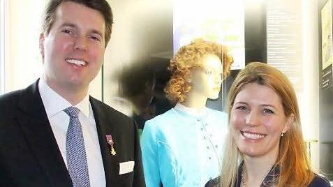 Erbprinz Hubertus und Prinzessin Kelly vor einer Puppe im Kostüm einer Olympiahostess des Jahres 1972. Ein solches Kostüm trug Silvia Sommerlath,heute schwedische Königin. Fotos: Simone Bastian