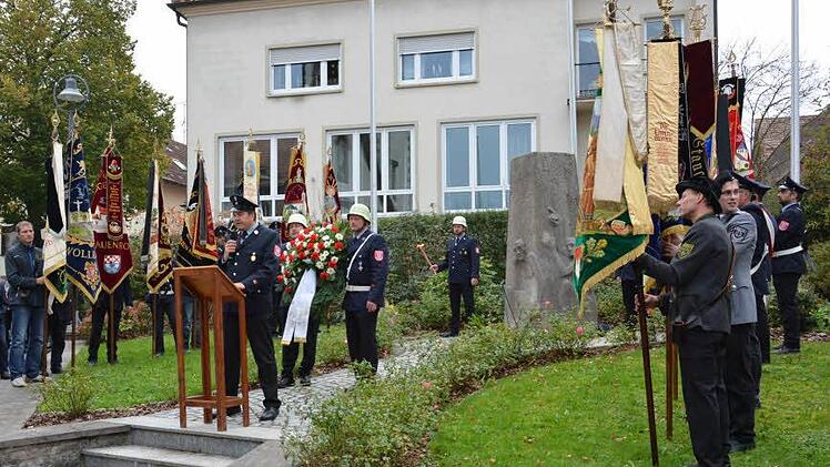 Vorsitzender der FFW Stangenroth Lorenz Höchemer gedenkt der gestorbenen Kameraden.