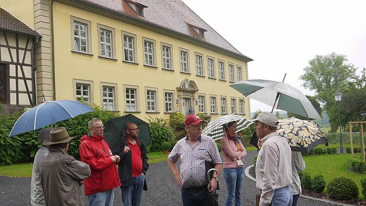 Schlussbesprechung im Schlosshof Lahm Foto: Berthold Köhler