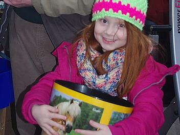 Die fünfjährige Alexandra freute sich über ihr Schnäppchen beim Flohmarkt. Foto: Heike Schülein