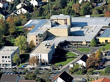 Das Haus Haßfurt der Haßberg-Kliniken: Es wird, wenn die Vorschläge des Vorstands des Kommunalunternehmens umgesetzt werden, seine Geburtshilfe-Abteilung verlieren. Im Vordergrund sind zwei der drei Ärztehäuser des Medizinischen Versorgungszentrums zu sehen.  Foto: rn/Archiv