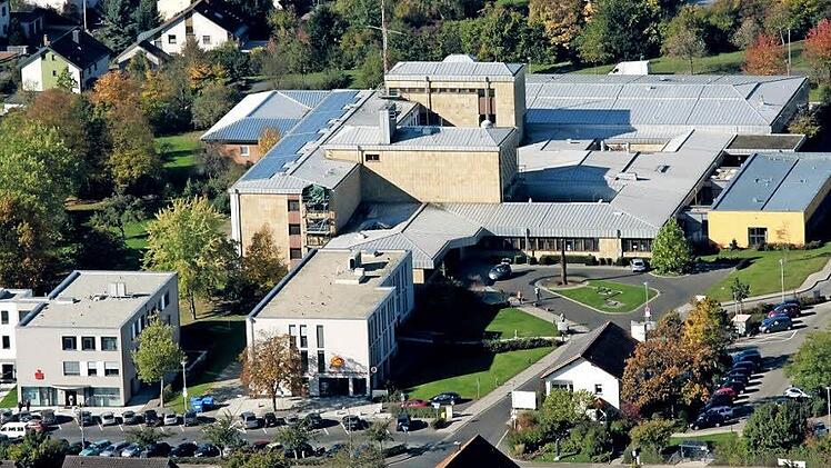 Das Haus Haßfurt der Haßberg-Kliniken: Es wird, wenn die Vorschläge des Vorstands des Kommunalunternehmens umgesetzt werden, seine Geburtshilfe-Abteilung verlieren. Im Vordergrund sind zwei der drei Ärztehäuser des Medizinischen Versorgungszentrums zu sehen.  Foto: rn/Archiv