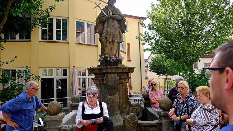 Eva Albert erklärte den Zeitgeist der Nepomukfigur am Bürgerspital. Foto: Gerd Schaar