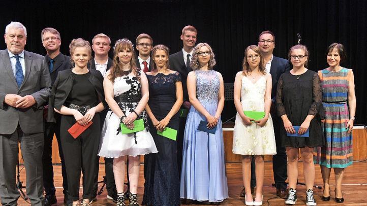 Bei neun Schülern der Staatlichen Realschule CO 1 steht eine Eins vor dem Komma. Es gratulierten die Schulleiterin, Klassenlehrer und Oberbürgermeister Norbert Tessmer.