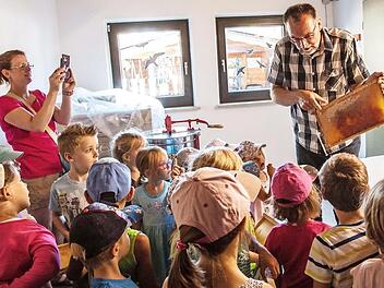 In diesem Rahmen, der Hunderte Zellen aus Wachs enthält, bewahren die Bienen ihren Honig auf. Beim Imker Gerhard Pohl erfuhren die Kinder des Sophienheim-Kindergartens viel über die Honiggewinnung.  Foto: Klaus Gagel