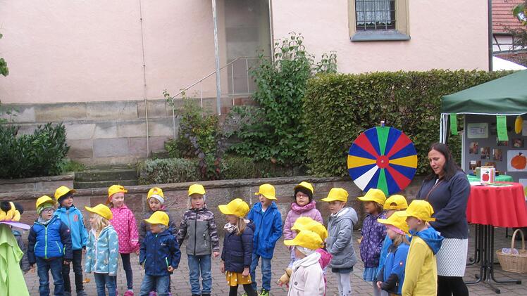 Die Kindergartenkinder aus Fuchsstadt sangen ein Wald-Lied. Foto: Hilmar Ruppert