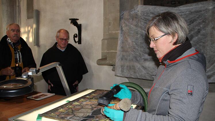 Mit Pinsel und Spezialstaubsauger reinigt Restauratorin Steffi Wirsing-Nolte die Fenstersegmente der Glasfenster.Heike Beudert