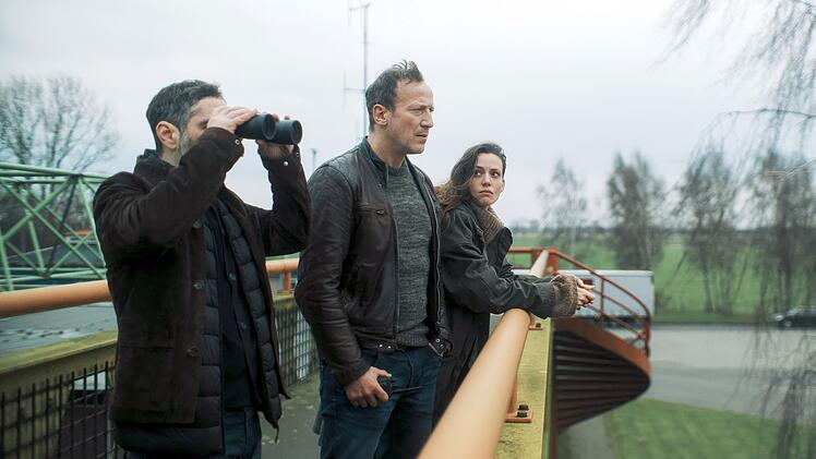 K&ouml;nnen Mario Schmitt (Denis Moschitto, links) Falke (Wotan Wilke M&ouml;hring) und ihre niederl&auml;ndische Kollegin Lynn de Baer (Gaite Jansen) einen Drogentransport auffliegen lassen?