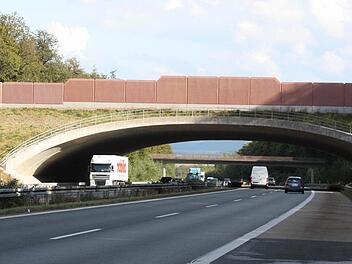 Fünf oder sogar sechs Millionen Euro hat diese "Grünbrücke" bei Oberthulba gekostet. Sie verbindet - wie  seit vielen Jahren der Übergang im Hintergrund - die Reviere  Neuwirtshauser Staatsforst und Röthlein. Der Bund der Steuerzahler nannte das Projekt eine Steuerverschwendung.  Foto: Bartl