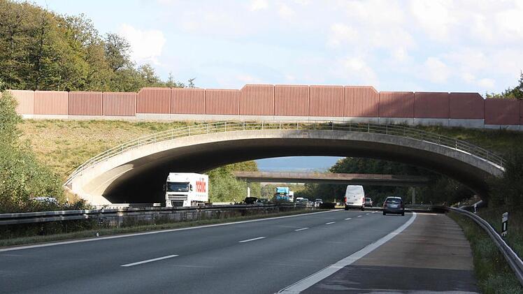 Fünf oder sogar sechs Millionen Euro hat diese "Grünbrücke" bei Oberthulba gekostet. Sie verbindet - wie  seit vielen Jahren der Übergang im Hintergrund - die Reviere  Neuwirtshauser Staatsforst und Röthlein. Der Bund der Steuerzahler nannte das Projekt eine Steuerverschwendung.  Foto: Bartl